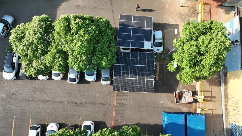 Novo Carport Solar é instalado no Departamento de Engenharia Elétrica e de Computação